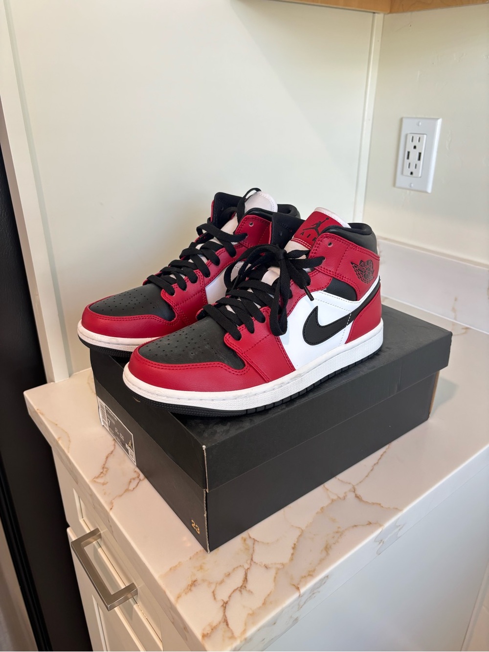 Air Jordan 1 Mid Chicago Black Toe